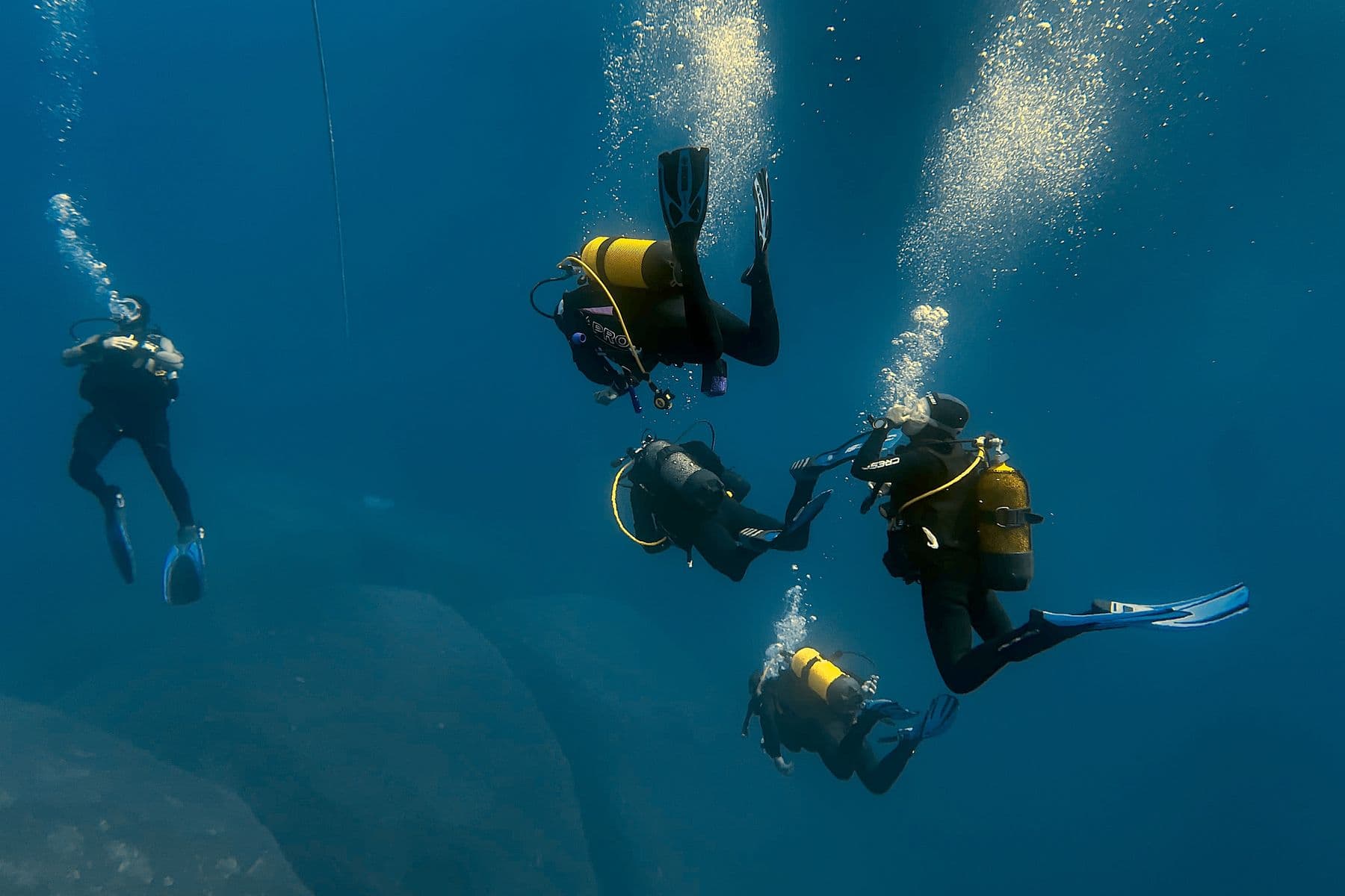 Plongeur guidant une palanquée en exploration