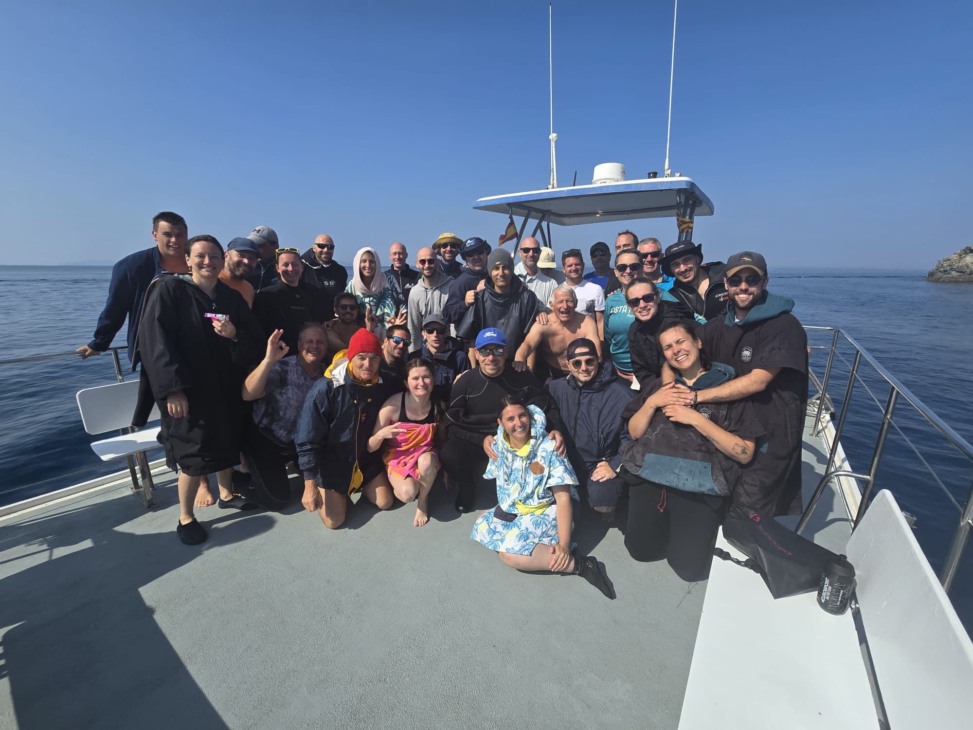 Bateau du club en mer lors d'une sortie plongée